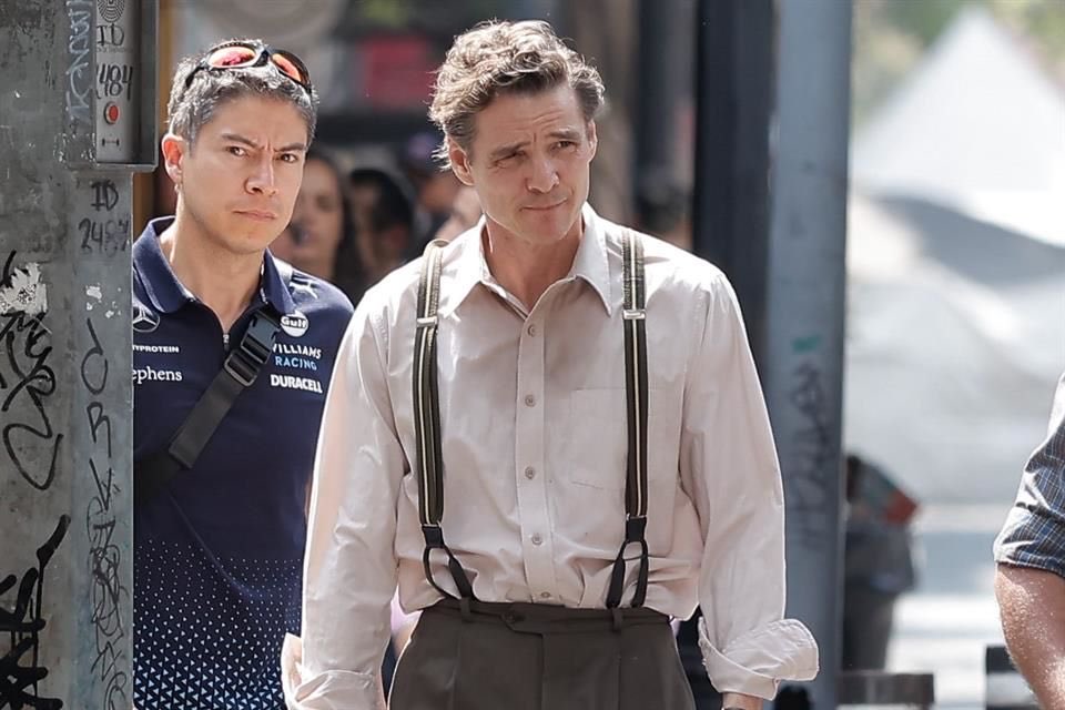 pascalarchive's tweet photo. Pedro Pascal today on the set of ‘DE NOCHE’ in CDMX

📸 by Reforma newspaper https://t.co/bf4F0A3qfr