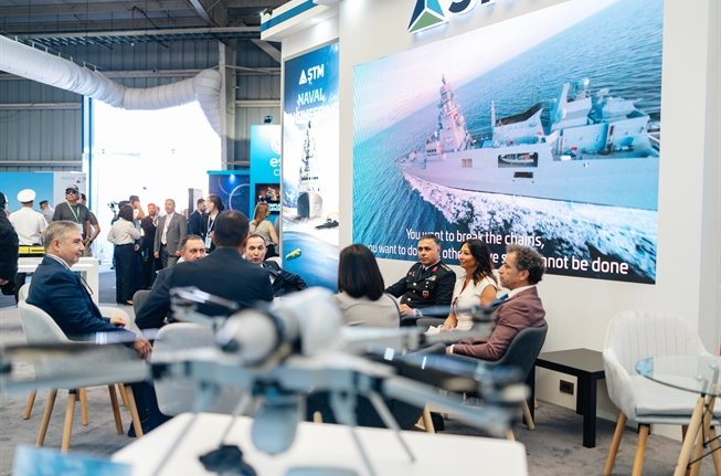 SA_Defensa's tweet image. 📍Santiago, #Chile (🇨🇱)

President @joseantoniokast stopped by the @STMDefence stand at #FIDAE2026 to view some of the products on display at the expo.

STM presented their collection of vessels (including the I-class frigate) alongside auxiliaries and UAVs.