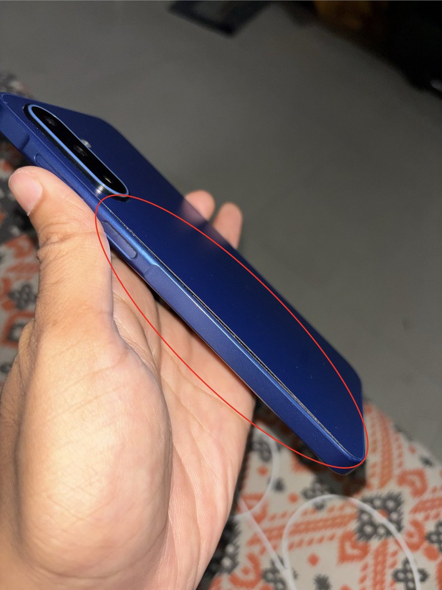 sumeeth_suresh's tweet photo. Really disappointed with the poor back panel fitting on my @SamsungMobile Galaxy A17. Even the authorized service center couldn’t fix it properly. This is basic quality control—customers deserve better. @SamsungIndia  @jagograhakjago @GoI_MeitY #QualityIssues #CustomerExperience https://t.co/sCBTeDT5Ak