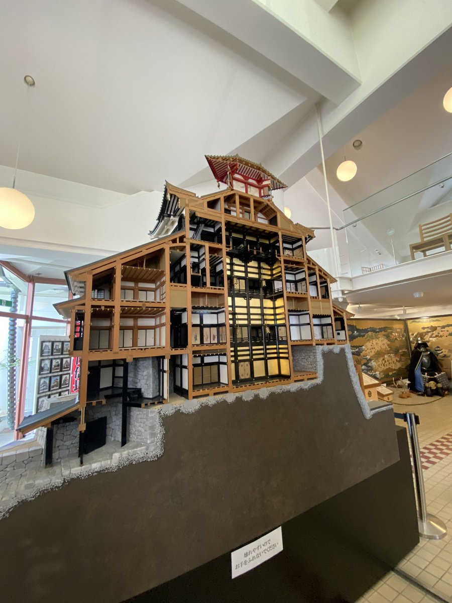 安土城⑧ ・天主模型 「安土城郭資料館」に展示してある天主の模型です。 一説では内部が吹抜けだったといわれてますが、実際はどうだったんでしょう ...