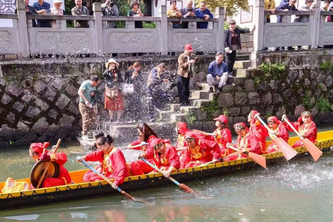 Hi_Deqing's tweet photo. Thundering drums, red & gold boats slicing waves. Tangjing's women paddle fiercely—not to race, but to splash shore-side farmers! This Qingming ritual blesses the silkworm harvest with every soaking wave. #TangjingVillage #QingmingFestival #DragonBoat #DeqingHeritage #SilkCulture https://t.co/kcXs7eiRyb