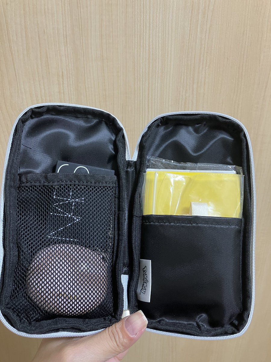 yu1056y's tweet image. #gifted 
ナチュラグラッセ様のキャンペーンに当選し、ポケモンのポーチいただきました！
ピカチュウの面もミュウの面もめっかわ…🫶
チャームもモンスターボールなの！！！
薄いポーチなのでお直し用としてフル活用中！