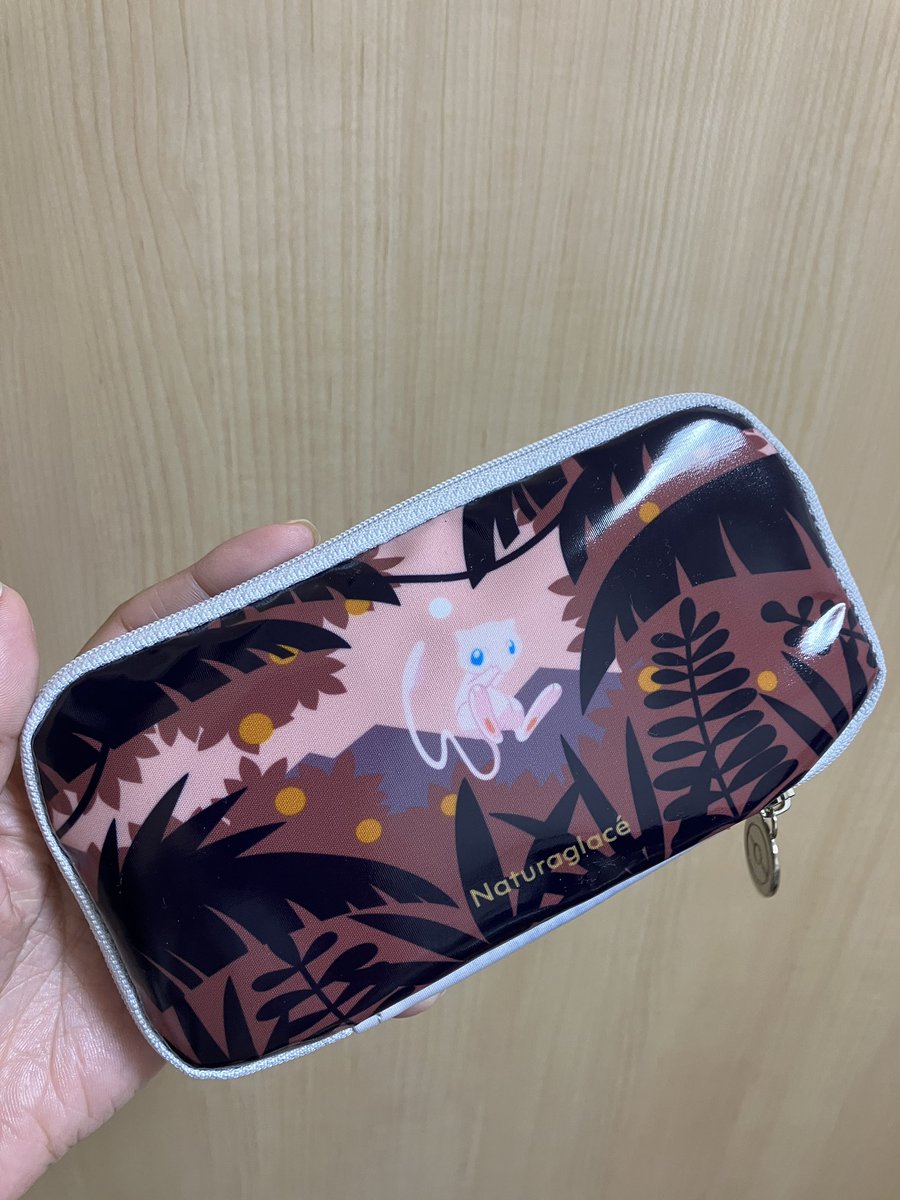 yu1056y's tweet image. #gifted 
ナチュラグラッセ様のキャンペーンに当選し、ポケモンのポーチいただきました！
ピカチュウの面もミュウの面もめっかわ…🫶
チャームもモンスターボールなの！！！
薄いポーチなのでお直し用としてフル活用中！