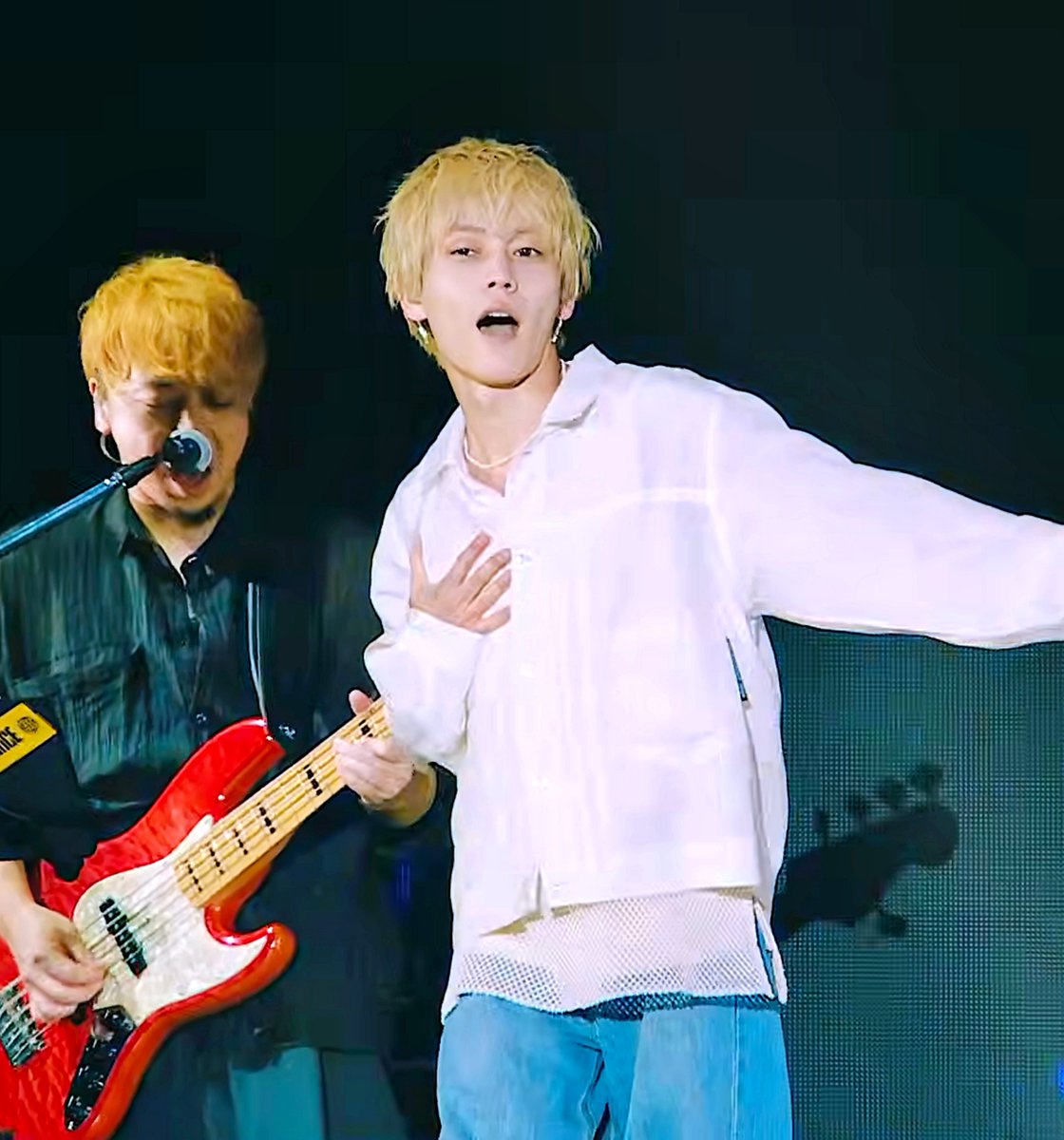 wenda_ice's tweet photo. my love 😍 he looks the best in a plain white shirt 😭✨ https://t.co/8bYSAzAJ3i