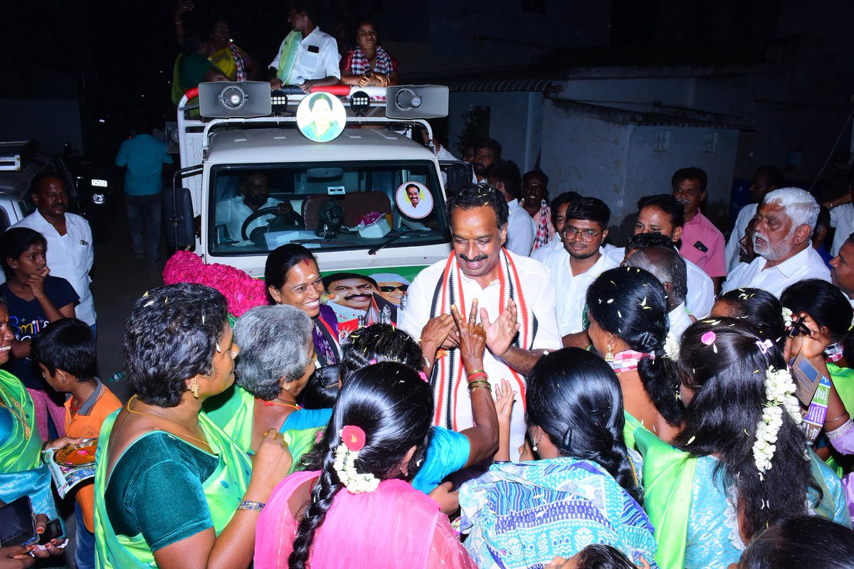 OfficeofminMRV's tweet photo. நம் கரூர் சட்டமன்றத் தொகுதி, தாந்தோணி மாநகர பகுதிகளில் மக்களை சந்தித்து இல்லம்தோறும் இரட்டை இலை எனும் லட்சிய முழக்கத்தை முன் வைத்து வெற்றி சின்னமாம் இரட்டை இலை சின்னத்திற்கு வாக்குகள் சேகரித்தேன்.

இந்தியாவிலேயே நம் தமிழ்நாட்டை முதன்மை மாநிலமாக மாற்றிடவும்,
நம் கழக ஆட்சியில் செயல்படுத்தப்பட்ட மக்கள் நலத் திட்டங்களை மீண்டும் அனைவருக்கும் கொண்டு சேர்த்திடவும்,நம் தேர்தல் வாக்குறுதியில் அறிவிக்கப்பட்டுள்ள திட்டங்களையும் எடுத்துக் கூறி வாக்குகள் சேகரித்தேன்.
#கரூர்_நான்கும்_நமதே
#தமிழ்நாடும்_நமதே