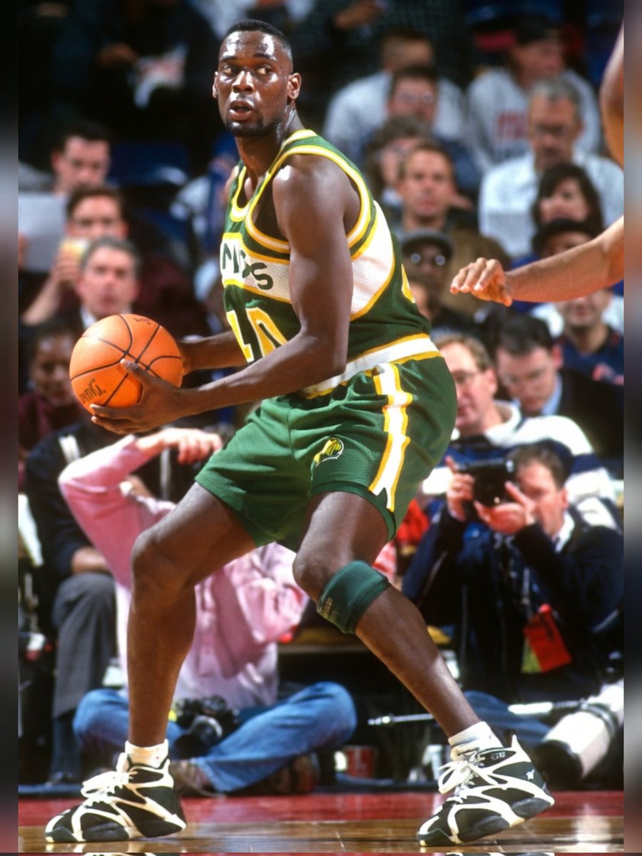 FB_Helmet_Guy tweet media