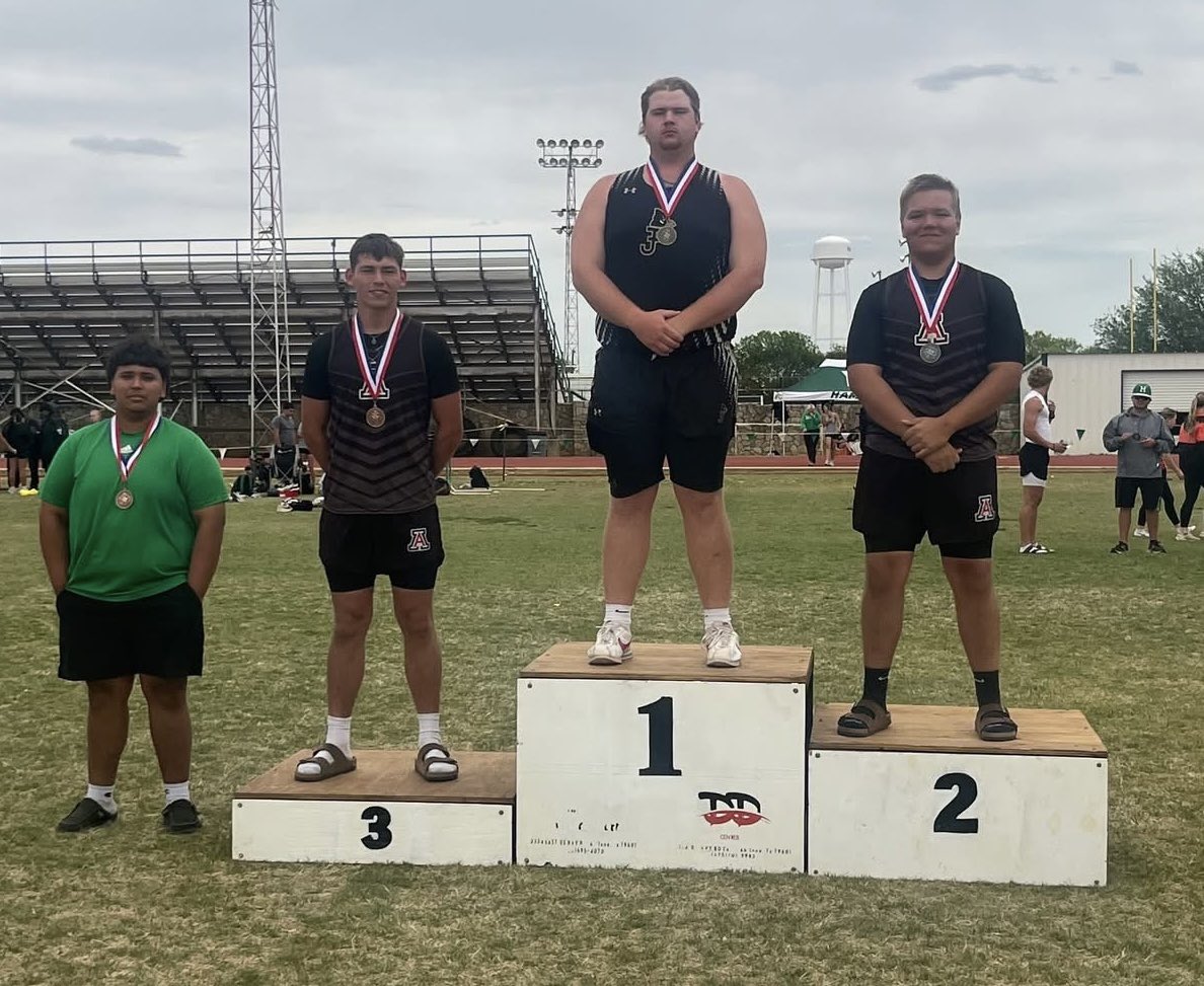 AllenGarr28758's tweet photo. District track
1st Place Discus
2nd Place Shot

On to Area. https://t.co/A5CF0HqMuW