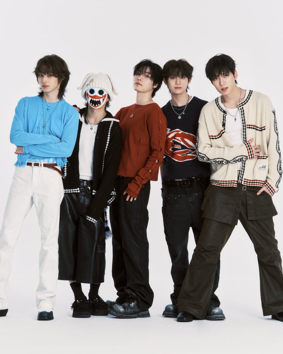 서바이벌을 뚫고 온 hrtz.wav(하츠웨이브)의 첫 파동🎸

'스틸하트클럽'의 주역들이 하나로 뭉친 순간! hrtz.wav(하츠웨이브)가 첫 앨범인 미니 1집 'The First Wave'를 발매합니다🌊 이번 앨범에는 멤버 전원이 작사에 참여한 타이틀곡 'NINETEEN'을 포함해 청춘의 감정선을 담은 총 6곡의 밴드