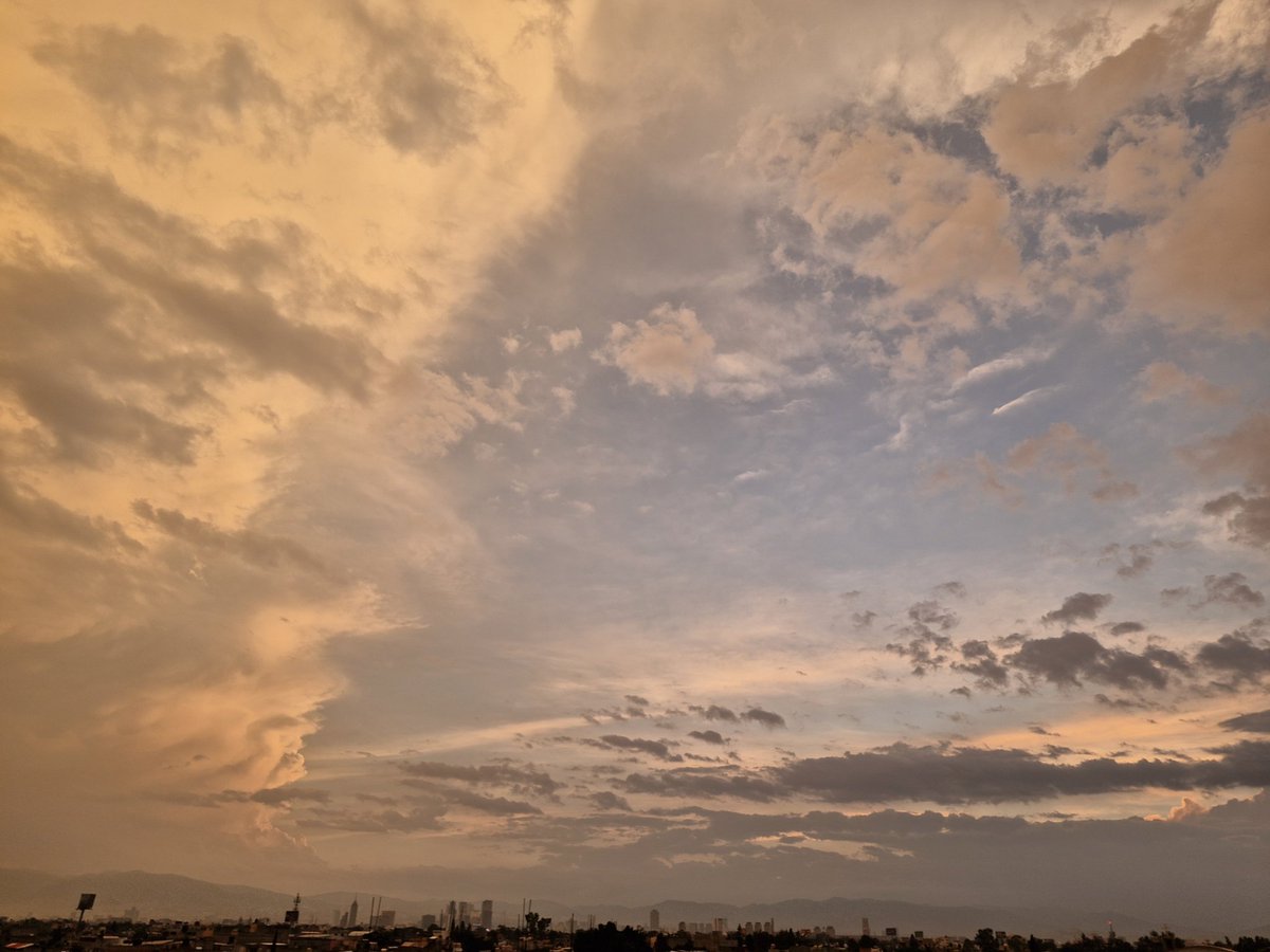 The_Singer8's tweet photo. El atardecer de hoy 🎷🎶 https://t.co/FtoCLJgLCY