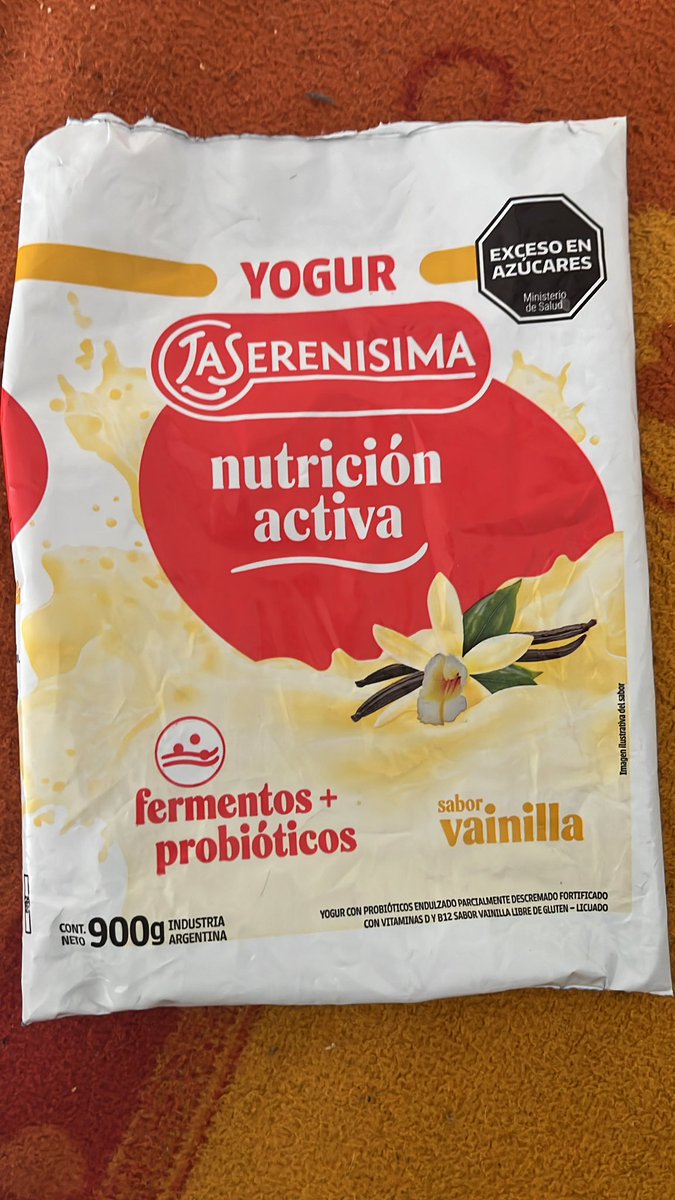 Brunotigna's tweet photo. @laserenisima compre un yogurt, estaba podrido. Hice el reclamo Y NADA. 
Ni siquiera unas disculpas. Pesimo todo. https://t.co/c0GgHZx4ph
