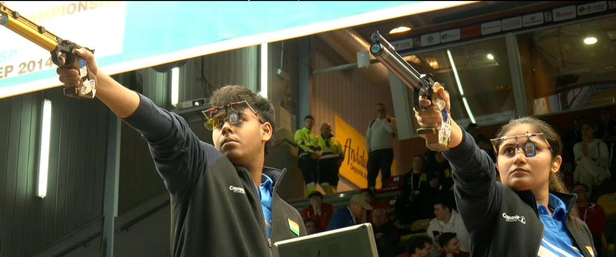 AIRNewsHindi's tweet image. स्पेन के ग्रेनाडा में आयोजित ISSF विश्व कप में भारतीय निशानेबाज पलक गुलिया और मुकेश नेलावल्ली ने 10 मीटर एयर पिस्टल मिक्‍सड टीम स्पर्धा में जूनियर विश्व रिकॉर्ड बनाते हुए स्वर्ण पदक जीता।

#Shooting #India #ISSF #GoldMedal