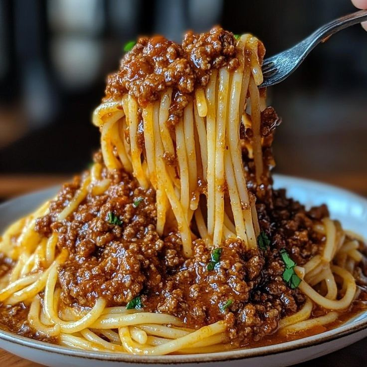 NThanh86518's tweet photo. Classic Italian pasta with savory beef sauce: perfectly cooked strands of pasta tossed in rich, hearty meat sauce and finished with fresh herbs!🥣👇 https://t.co/9NgMmUq71S