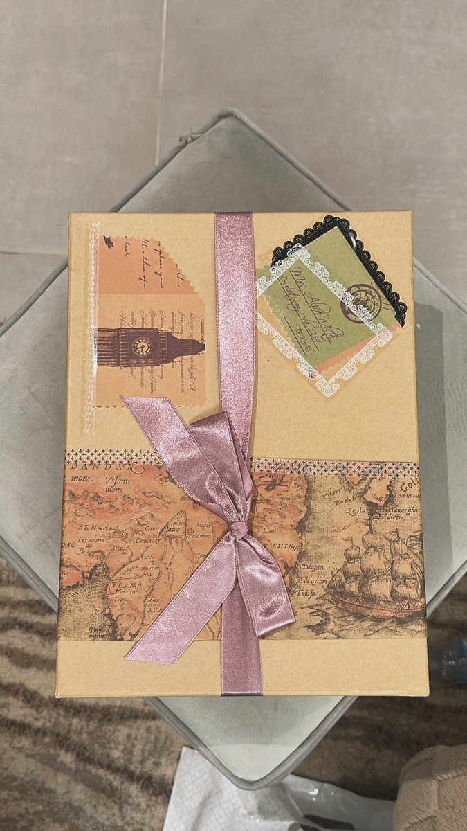 AthrReading's tweet photo. من أجمل الهدايا التي وصلت للنادي 🎁.

 في صندوق يحمل عبق الأدب وذوق صاحبه الرفيع 🌟.
شكراً بحجم السماء للكاتبة المبدعة #موضي_فيصل على هذه اللفتة الكريمة وهذا الإهداء المميز للنادي ..
كلمات الرسالة تضاعف جمال الكتب، وبإذن الله تكون هذه الإصدارات مثرية للمكتبة 📚✨.
#الشريك_الأدبي https://t.co/XWXVzN0y5J