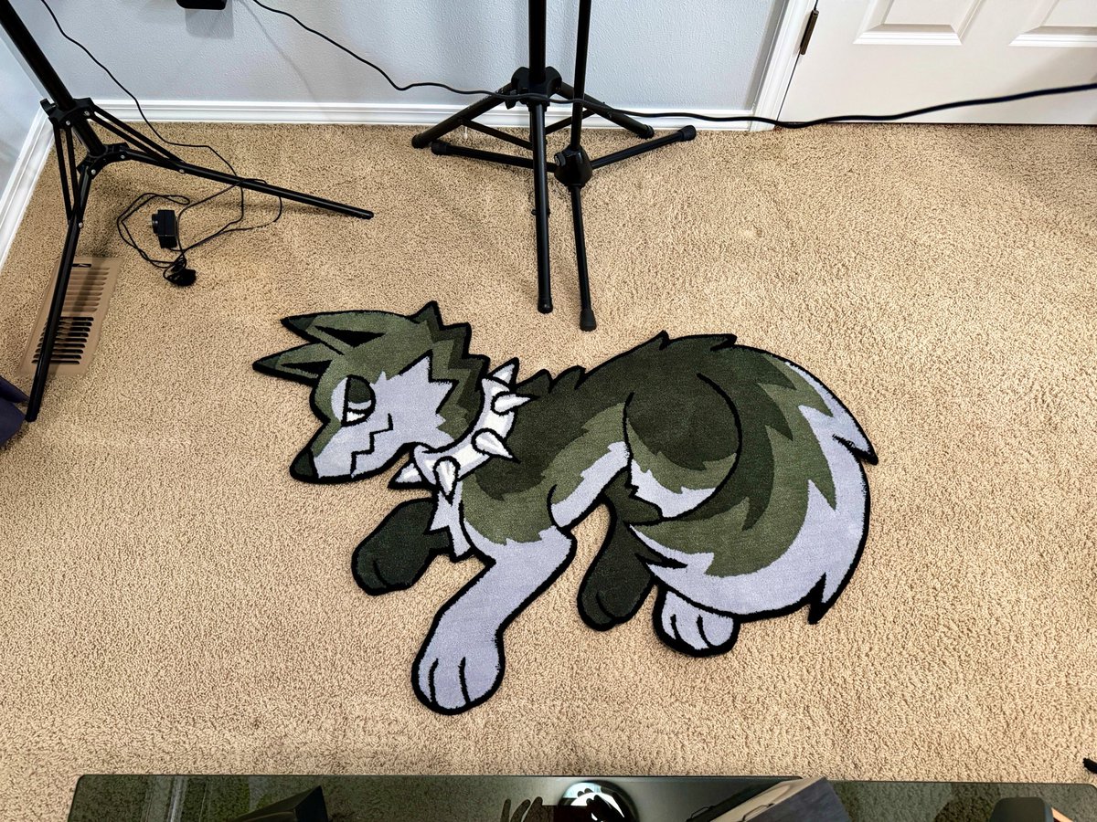 ThatDogCoda's tweet image. New rug for the office! 🐺

Rug from @0foxShop !!

#furryfandom #furries #furryartists