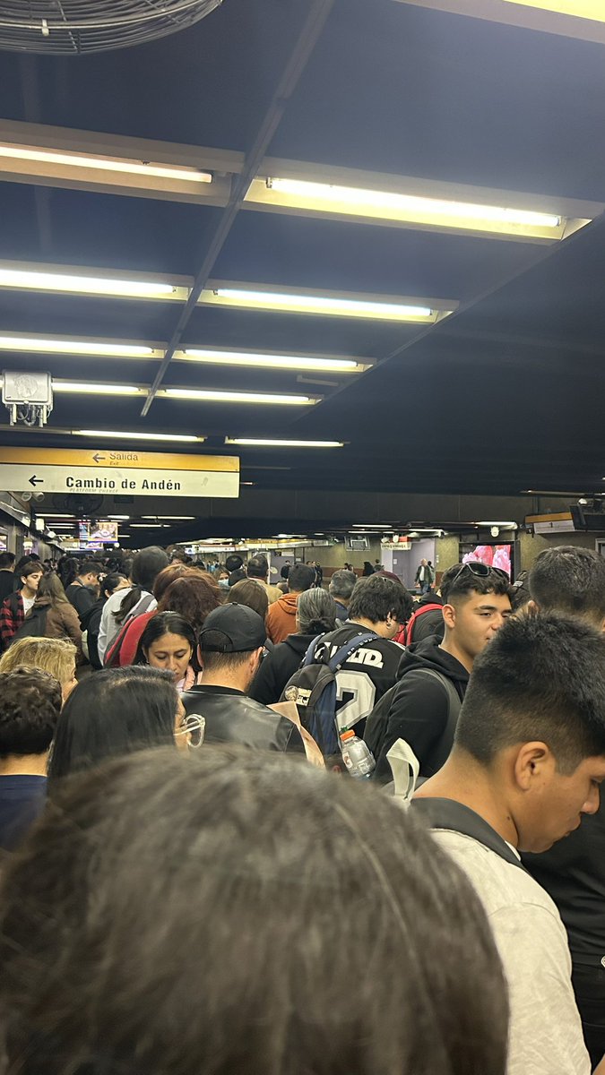 omaaresteban's tweet photo. Metro lleno un martes a las 22:30??? de grange conchadetumadre https://t.co/UJO0dlmMhh
