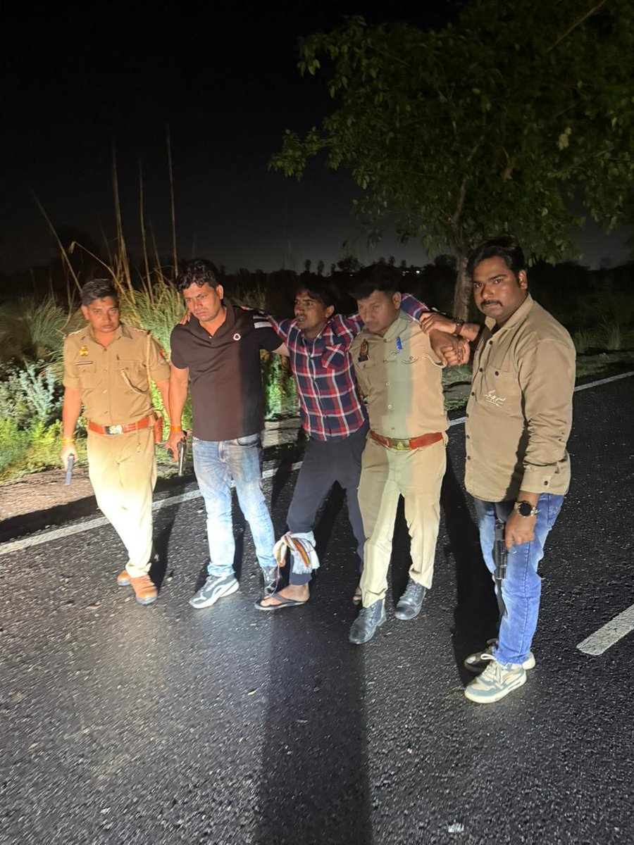 bstvlive's tweet photo. ग्रेटर नोएडा
➡25 हजार के इनामी गौतस्कर से मुठभेड़
➡मुठभेड़ में गौतस्कर के पैर में लगी गोली
➡तमंचा, चोरी की बाइक, कारतूस बरामद
➡रबूपुरा के कार्गो टी पॉइंट के पास मुठभेड़
#Greternoida | @noidapolice https://t.co/6yaDRobDWc