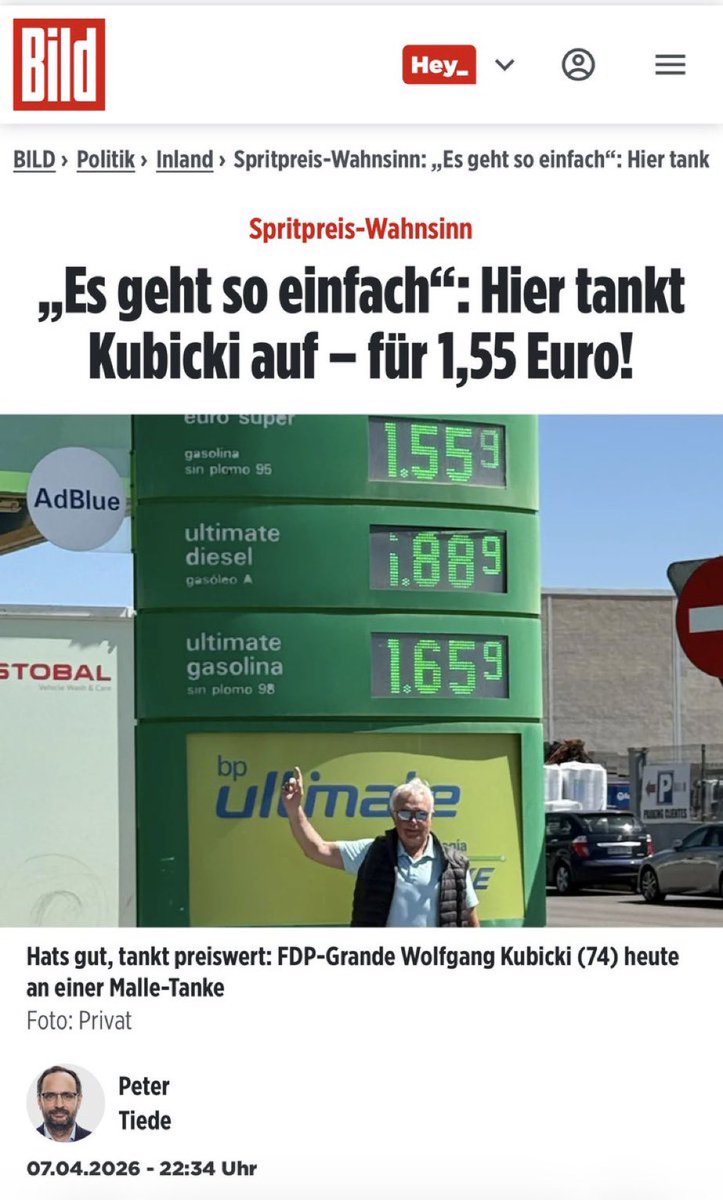 Rentner, die auf Dinge zeigen tweet media