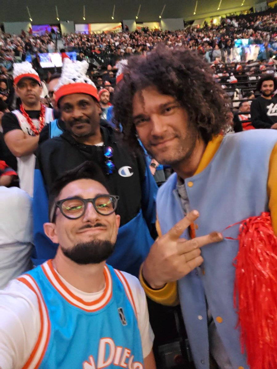 SeanLikesSports's tweet image. What a great time in the @laclippersswell tonight!! Robin was so genuine and talkative to everyone around him and took time to take so many pics. Most importantly, we got that W #ClipperNation! See you tomorrow!