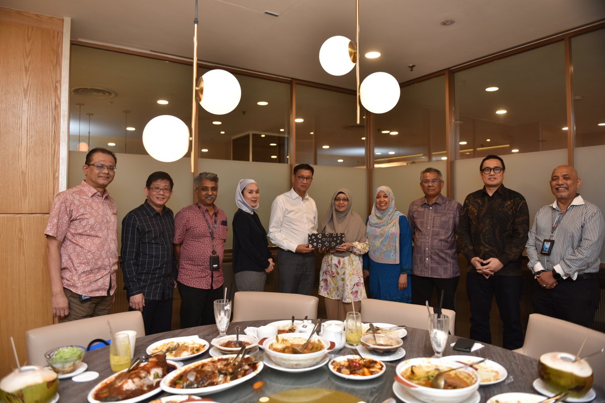 JulianKPTan's tweet photo. Wishing Puan Yasmin Mohamed all the best on her retirement from @MDVMalaysia . In my short time here, I’ve learned a lot from her and truly appreciate her guidance, coaching, and dedication to MDV and the nation. https://t.co/rlk2hv1SiN