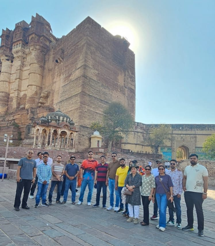 indiannavy's tweet image. An adventure-cum-team building programme for civilian personnel was successfully conducted by Directorate of Administration/NHQ at Rajasthan through Kumaon Mandal Vikas Nigam Ltd. 
Civilian personnel of the #IndianNavy actively participated in various adventure and team building