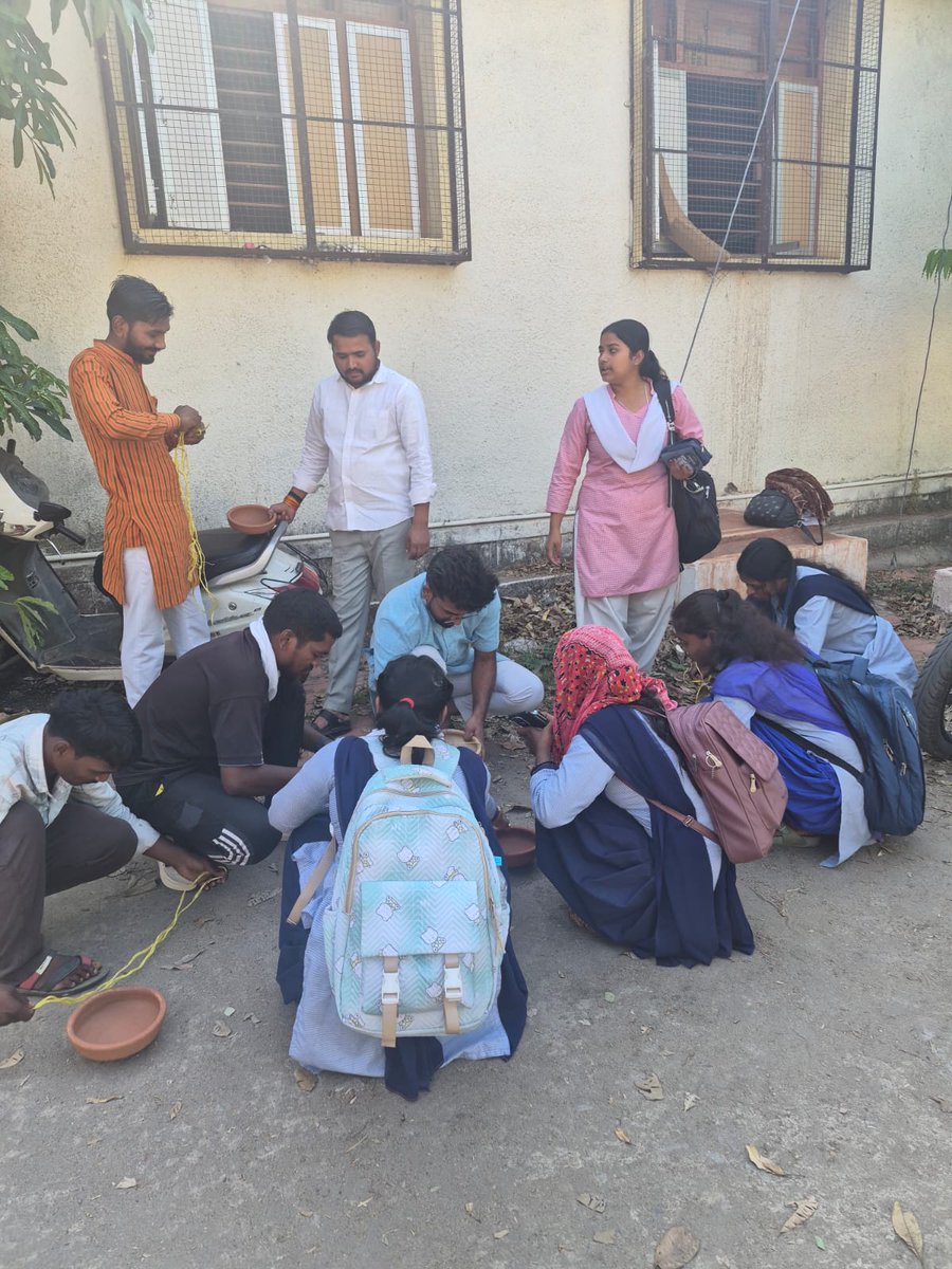 Rd_bais's tweet photo. अभाविप मध्यभारत प्रांत के बैतूल नगर में प्रवास के दौरान पीएमश्री जे.एच. महाविद्यालय में SFD के द्वारा भीषण गर्मी में पक्षियों के लिए सकोरा अभियान चलाया गया।
#ABVP #abvpmb #abvp_betul https://t.co/SMq2j5Hydg
