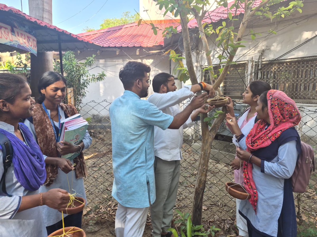 अभाविप मध्यभारत प्रांत के बैतूल नगर में प्रवास के दौरान पीएमश्री जे.एच. महाविद्यालय में SFD के द्वारा भीषण गर्मी में पक्षियों के लिए सकोरा अभियान चलाया गया।
#ABVP #abvpmb #abvp_betul