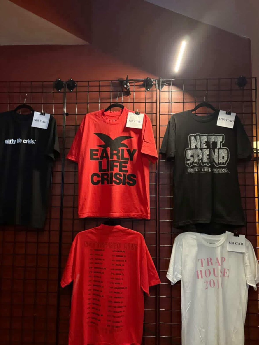 earlylifecrisis's tweet image. Nettspend merch and super interesting stage design 👀 
📸 @daparty250