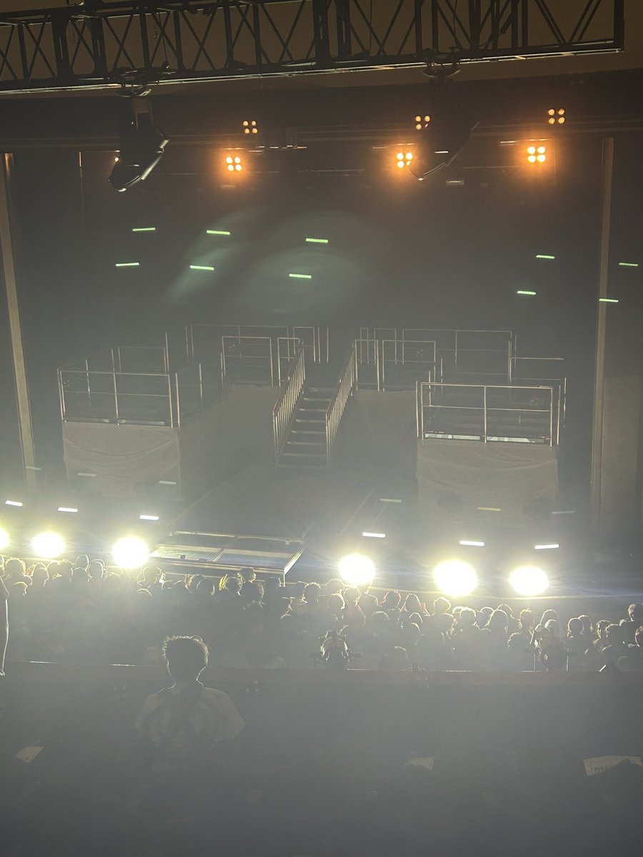 earlylifecrisis's tweet image. Nettspend merch and super interesting stage design 👀 
📸 @daparty250