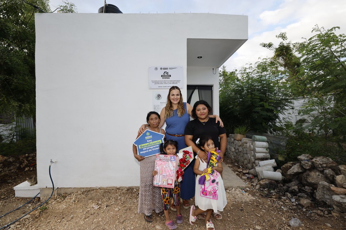 CeciliaPatronL's tweet photo. Obras para la gente con justicia social.

En El Roble entregamos acciones de vivienda a Alondra, madre soltera de 25 años, y a Doña Maura, de 67 años, mejorando las condiciones de sus hogares para ellas y sus familias.

Así construimos una ciudad en donde nadie se queda atrás. 💛

#MéridaContigoEsMejor