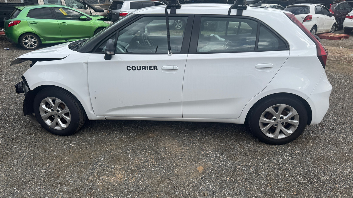 parts49765's tweet image. Now Wrecking: White 2021 MG3 — 5-door hatchback, automatic, 1.5L petrol, 106,958 km. VIN LSJZ14U92MS027942. Parts available now: wix.to/lD2EFna #NowWrecking #MG3 #CarParts