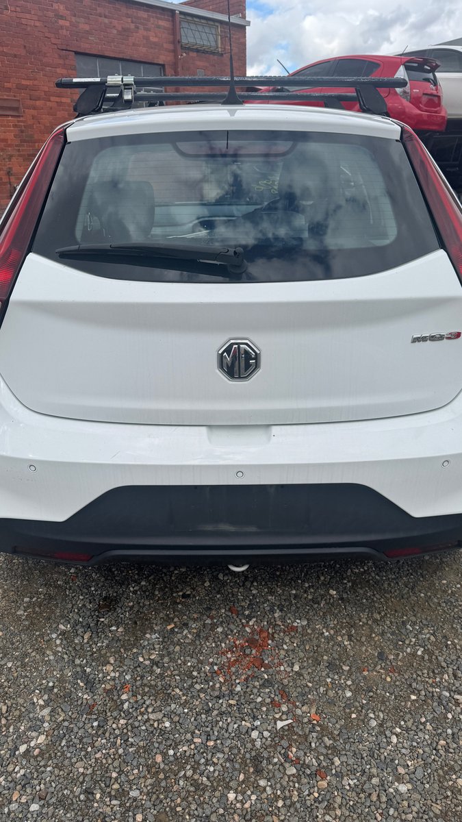 parts49765's tweet image. Now Wrecking: White 2021 MG3 — 5-door hatchback, automatic, 1.5L petrol, 106,958 km. VIN LSJZ14U92MS027942. Parts available now: wix.to/lD2EFna #NowWrecking #MG3 #CarParts