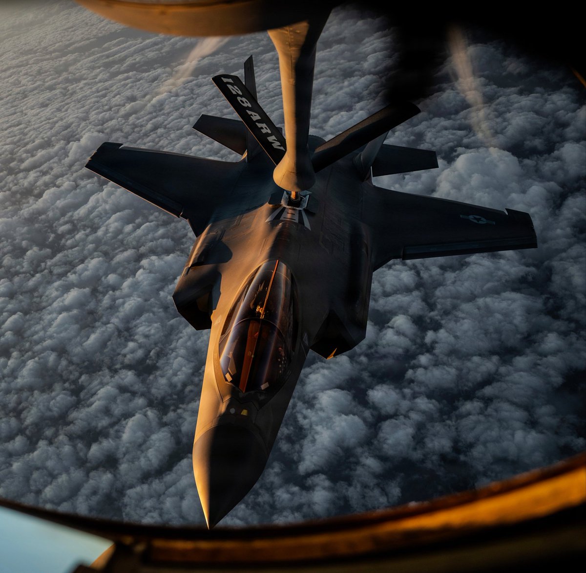 GuyPlopsky's tweet image. 🇺🇲 A U.S. Air Force KC-135 Stratotanker refuels a U.S. Air Force F-35A Lightning II during Operation Epic Fury over the U.S. Central Command area of responsibility, April 5, 2026.

(📸/U.S. Air Force)