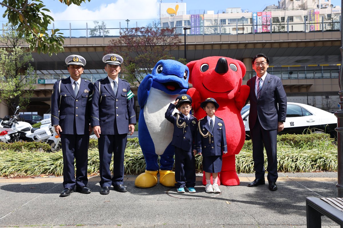 ichikawa_shi's tweet photo. 🚨4/15(水)まで🚨
🚓春の全国交通安全運動実施中🚓

4/6(月)に合同出動式を行い、
スローガン
【車から　ぼくたちみえない　手をあげよう】
を園児が元気に宣言📢✨

入学・入園を迎えるこの時期は、
こどもの関係する交通事故が増加する傾向にあります。

交通ルールを守り、交通事故を防ぎましょう！ https://t.co/pCF6t2MenU