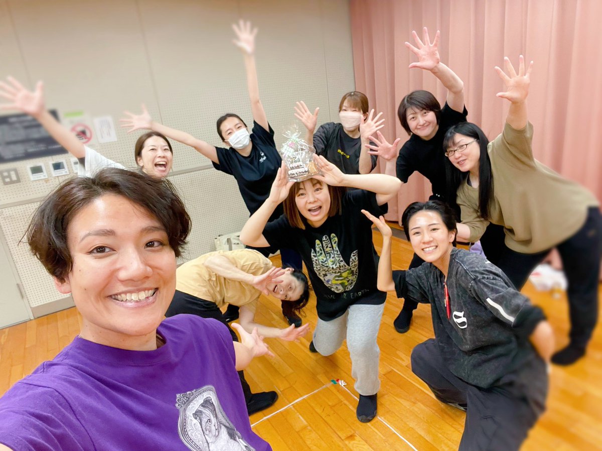 だいちさんのお誕生日サプライズ🎂
稽古場で｢せーの｣が聞こえたら
ハッピバースデー♪と素直に続く
愉快な出し物師たち😊
だいちさん、よい一年を！

#トラジャ百香拳
#ひげ太夫