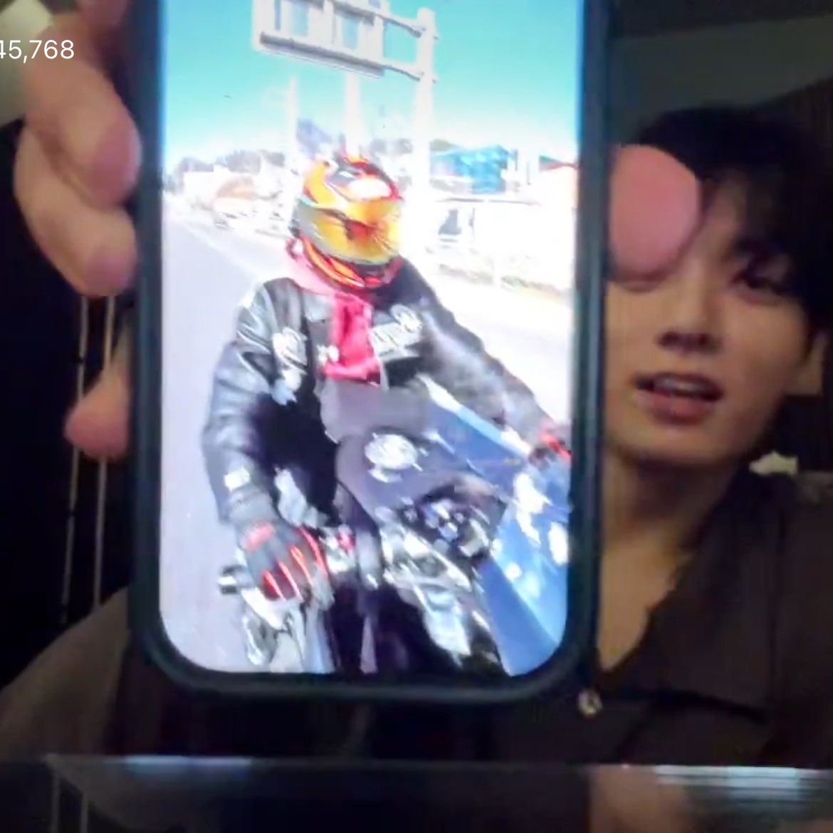 apoapo8059's tweet photo. นี่นะคะ biker jungkook ตัวจริงเสียงจริง🏍

นั่งรถบริษัทไปซ้อมคอน❌️
ขี่มอ'ไซด์ไปซ้อมคอนเอง ✅️

#JUNGKOOK #정국 https://t.co/14vujlZorL