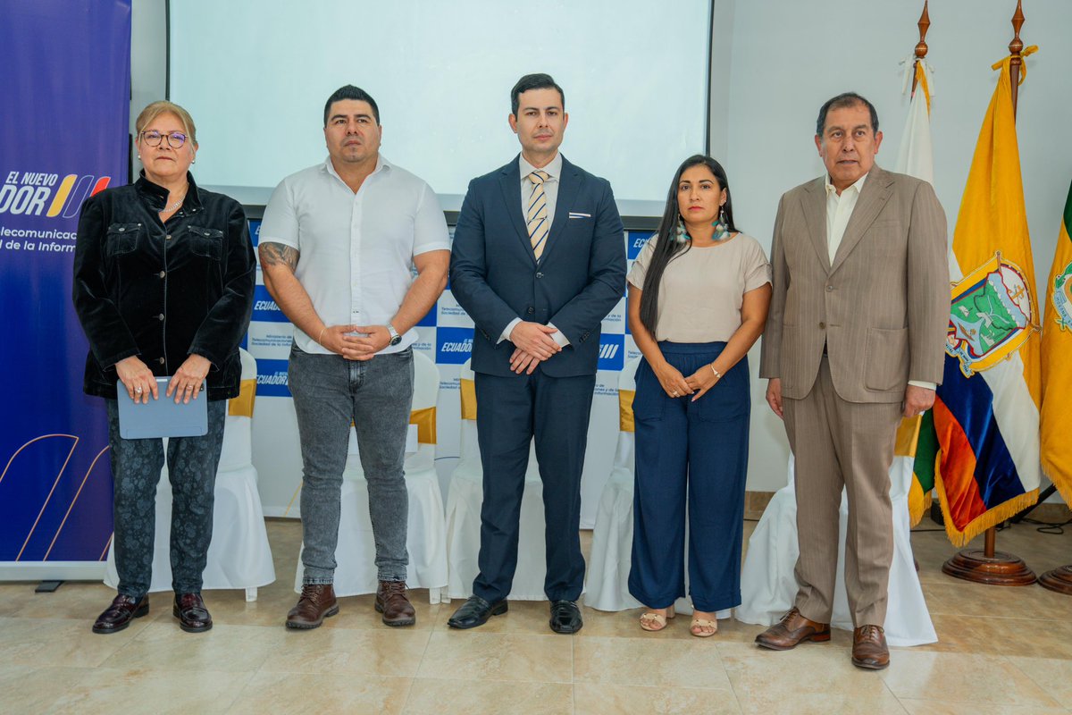 AmazoniaEc's tweet photo. Daniela Tamayo, Secretaria Técnica de la Amazonía; estuvo presente en la entrega simbólica de 10 kits tecnológicos, que forman parte de un total de 400 que serán distribuidos en la Amazonía, gracias al trabajo articulado de G.I.Z a través del Ministerio de Telecomunicaciones. https://t.co/7bYV2GctBk