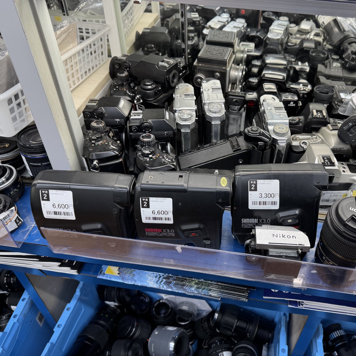 SampoGohan's tweet image. 昼休みに寄ってみた。入荷日前日の在庫少なめの日だけど各ロットに数台ずつ並んでるSAMURAI