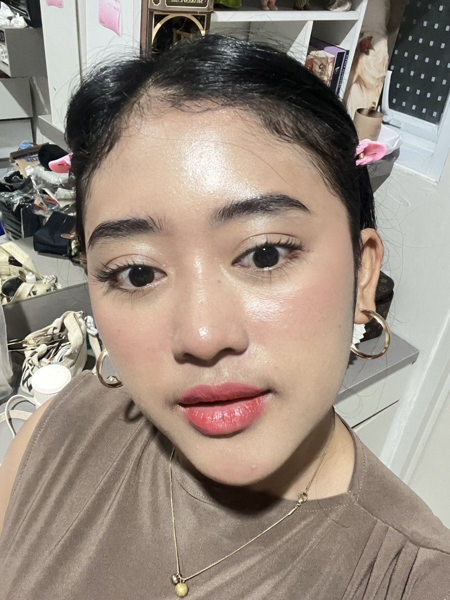 echaacantiiik's tweet photo. Kelihatan kan bedanya? Kulit tetep kelihatan sehat, gak cakey, dan hasilnya bener-bener flawless banget. Gak nyangka produk semurah ini bisa se-oke itu hasilnya.

btw ini setelah seharian aku skinprep dan makeup diluar ruangan dan sampe tengah malem pun makeupnya makin gong bgt!! https://t.co/Hw5camiXIK