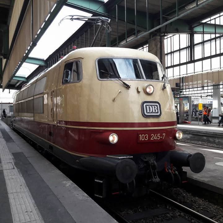 The DB Queen 👑 is waiting at Hamburg Central Station for her deployment.