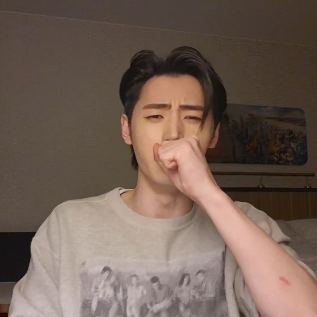 Engenes watching Hybes stocks fall through the ground (keep boycotting we’re doing SO GREAT)
#One_Two_CONNECT_Our_7 #ENGENEs_boycott_BELIFT