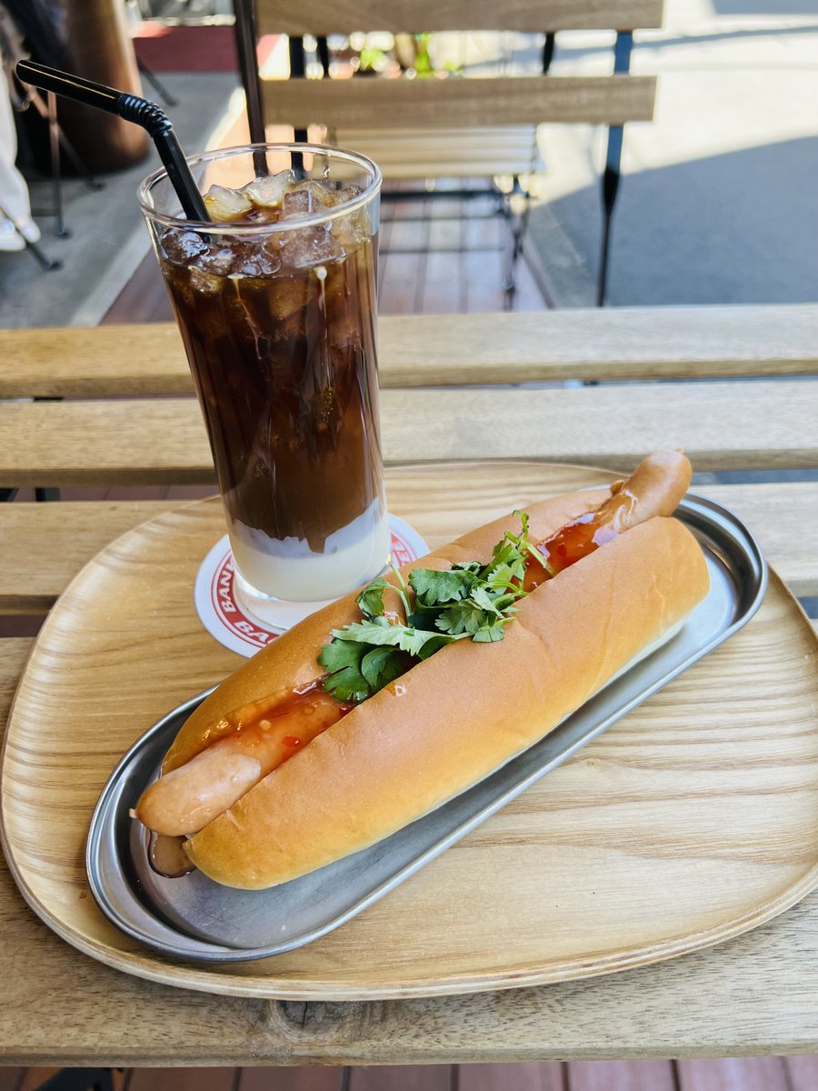 smb_cafe's tweet photo. スイートチリドッグ🌭とベトナムアイスコーヒーの組み合わせ🎶

辛いのが好みの方は激辛チリドッグをどうぞ🖐️ https://t.co/ChONhAP4De