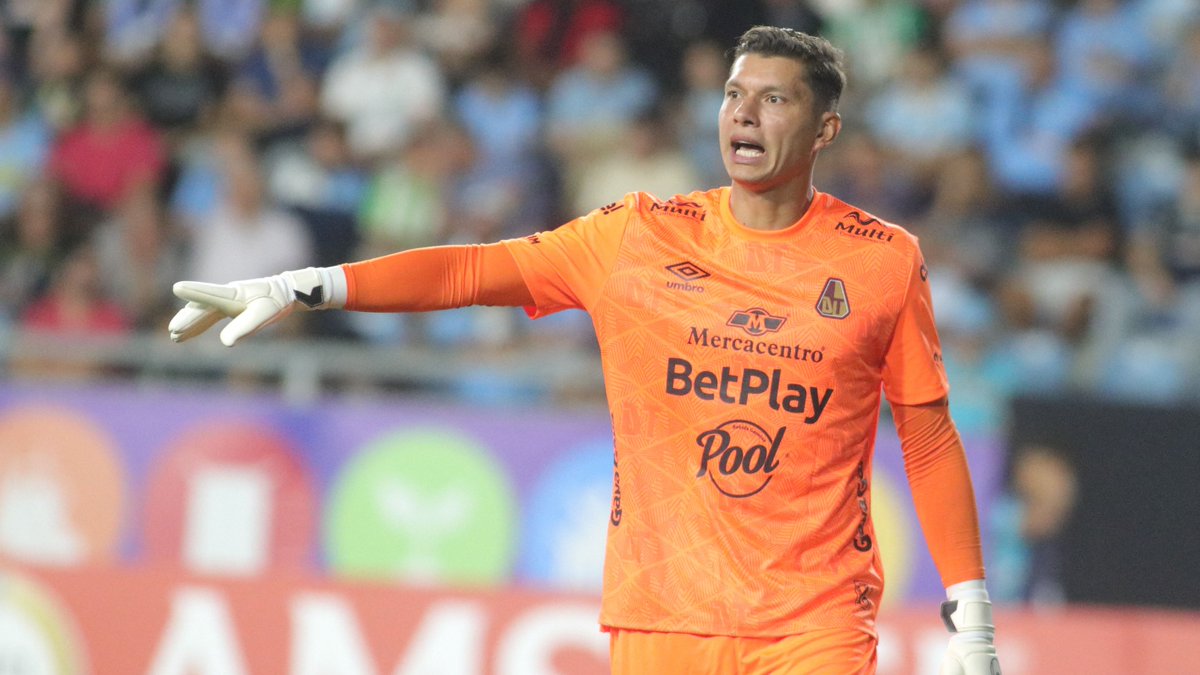 WinSportsTV's tweet photo. 🧤🔥¡San Neto Volpi! El brasileño salvó a Tolima con una doble atajada milagrosa frente a Universitario 
https://t.co/zgNMNjolnc https://t.co/sqVKLm3Z3L