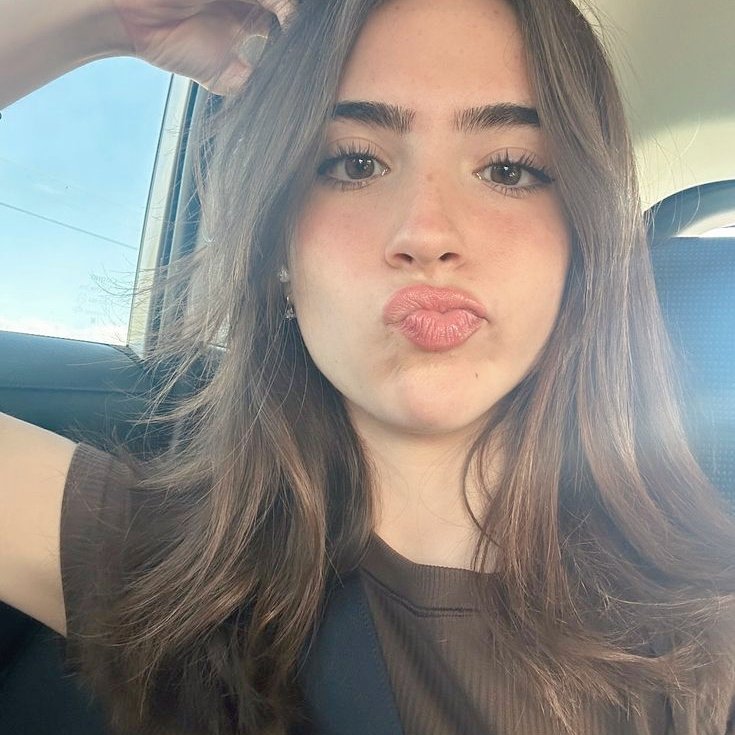 ǝoz 𐙚 you seem pretty sad for a girl so in love tweet media