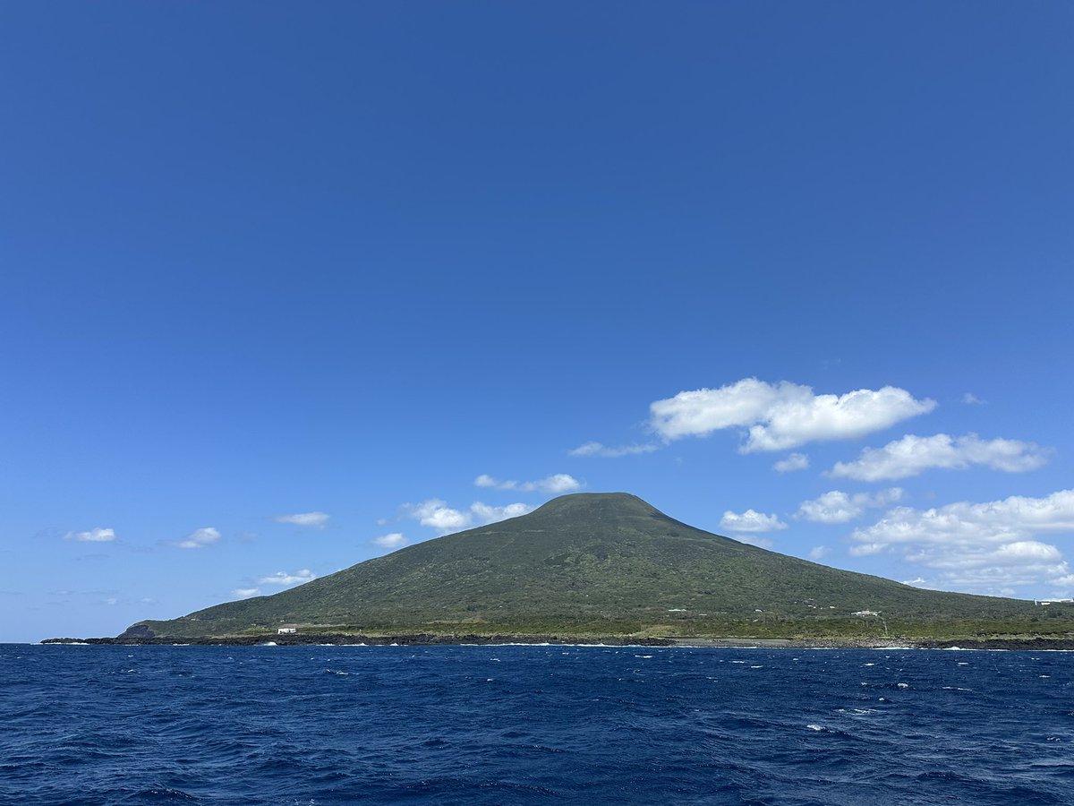 takeshi_tsuruno's tweet photo. 八丈富士🗻 https://t.co/HX4E8STBcY