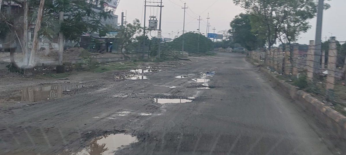 aksindian46's tweet photo. Reminder:57, हमारा ग्रेटर नोएडा वेस्ट
@narendramodi
@myogiadityanath
The issue was first raised on 18/12/24, yet no relief has been received till now
@dmgbnagar
@OfficialGNIDA
We deserve better roads. Location: GN West, SC-01 https://t.co/1gaUb40OFy