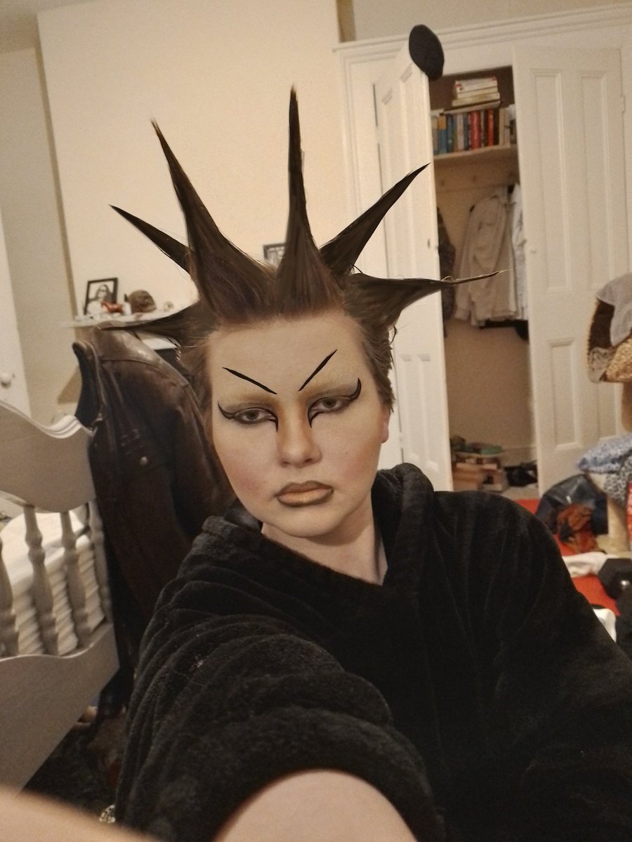 S0NGT0THESIREN's tweet image. i was trying to go for a club kid vibe but idk if it translated (the eyebrows are so uneven i'm gonna kms)