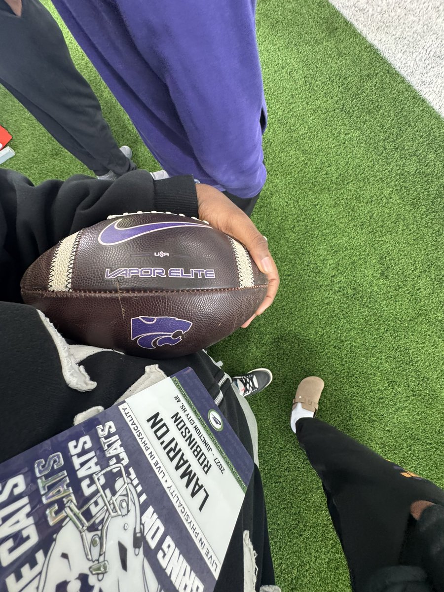 LRobinson71_'s tweet photo. Enjoyed the unofficial visit &amp; spring practice at @KStateFB today!!💜💜 #EMAW https://t.co/BHGpD8zheZ
