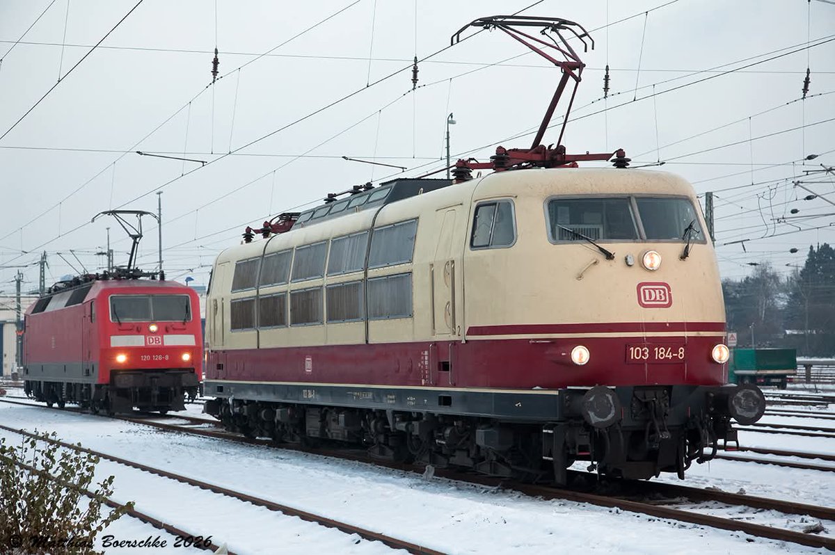 Die Baureihe 03 103 184-8 , abgestellt bei ein wenig Schnee in Hamburg Langenfelde