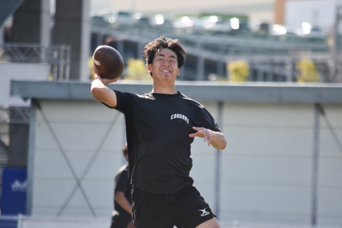 footballstore55's tweet photo. 関西学連QB/WRクリニック（4/5）から
京都工芸繊維大QB伊藤海陽（4年、甲南）
3部の工繊大で昨年からスターターQBの伊藤はクリニック後、まず反省の言葉を口にした。「去年も参加したんですけど、練習不足だと実感しました。握力のトレーニングなんかはいつでもできるのに、足りてなかった。しっかり腕を振って投げられるように、そこからやり直します」

昨年は3部のBブロックで優勝したが、順位決定戦で大体大に0-24で敗れて入れ替え戦には進めなかった。「大事なところでパスが決まらなくて、流れを変えられなかった。今年はそういう場面でしっかり決めて、チームとして久々の2部昇格までいきたいです。パス、パスでいって、相手がスカウティングで恐れるようなオフェンスをつくりたいです」

工繊大は1学年約600人の国立大学だ。伊藤は高校まで打ち込んできたラグビーを続けようとしたが、ラグビー部は人数不足で他大学との合同チームでしか試合ができない状況だった。それなら本気で打ち込めそうなアメフト部へ、と入部した。

本気で部活をやりたい人はアメフト部とラクロス部に分かれるという。4月は練習も大事だが、それ以上に勧誘が非常に大事だ。例年は20人ちょっとが入部して、最終的に1学年15人弱になる。でも今年はスタッフを合わせて50人を目標に活動している。

「クリニックはめちゃくちゃいい刺激になりました。同じグループの阪大の立石君はパワーがすごかったし、鳥取大の瀧本君はリストワークがすごくきれいでした。しっかり参考にして練習していきます」#アメフト #kcafl
