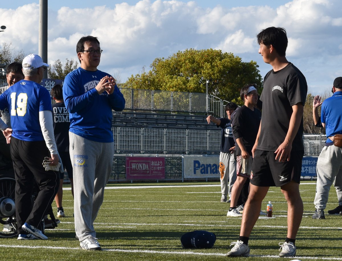 footballstore55's tweet photo. 関西学連QB/WRクリニック（4/5）から
京都工芸繊維大QB伊藤海陽（4年、甲南）
3部の工繊大で昨年からスターターQBの伊藤はクリニック後、まず反省の言葉を口にした。「去年も参加したんですけど、練習不足だと実感しました。握力のトレーニングなんかはいつでもできるのに、足りてなかった。しっかり腕を振って投げられるように、そこからやり直します」

昨年は3部のBブロックで優勝したが、順位決定戦で大体大に0-24で敗れて入れ替え戦には進めなかった。「大事なところでパスが決まらなくて、流れを変えられなかった。今年はそういう場面でしっかり決めて、チームとして久々の2部昇格までいきたいです。パス、パスでいって、相手がスカウティングで恐れるようなオフェンスをつくりたいです」

工繊大は1学年約600人の国立大学だ。伊藤は高校まで打ち込んできたラグビーを続けようとしたが、ラグビー部は人数不足で他大学との合同チームでしか試合ができない状況だった。それなら本気で打ち込めそうなアメフト部へ、と入部した。

本気で部活をやりたい人はアメフト部とラクロス部に分かれるという。4月は練習も大事だが、それ以上に勧誘が非常に大事だ。例年は20人ちょっとが入部して、最終的に1学年15人弱になる。でも今年はスタッフを合わせて50人を目標に活動している。

「クリニックはめちゃくちゃいい刺激になりました。同じグループの阪大の立石君はパワーがすごかったし、鳥取大の瀧本君はリストワークがすごくきれいでした。しっかり参考にして練習していきます」#アメフト #kcafl